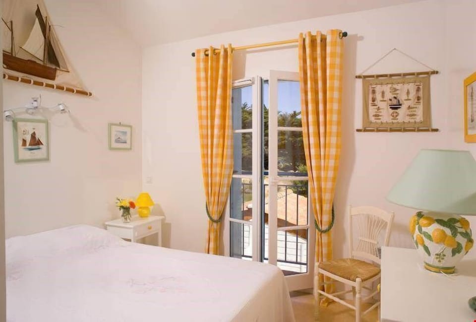 Drift to sleep in the 1 Double bed or 2 Single beds in the bedroom - please let us know what you prefer!