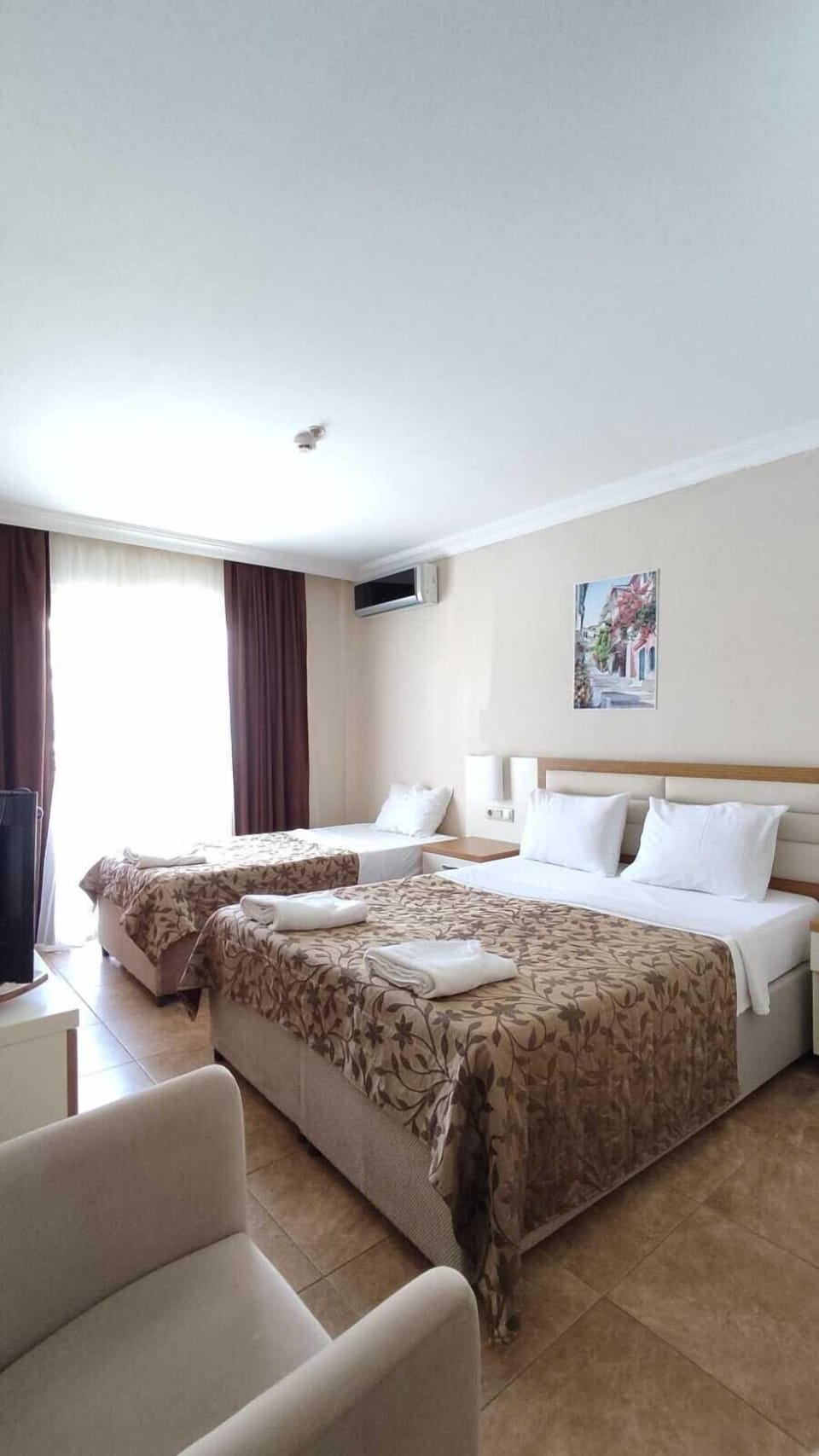 Standard Triple Room | Minibar, in-room safe, desk, bed sheets