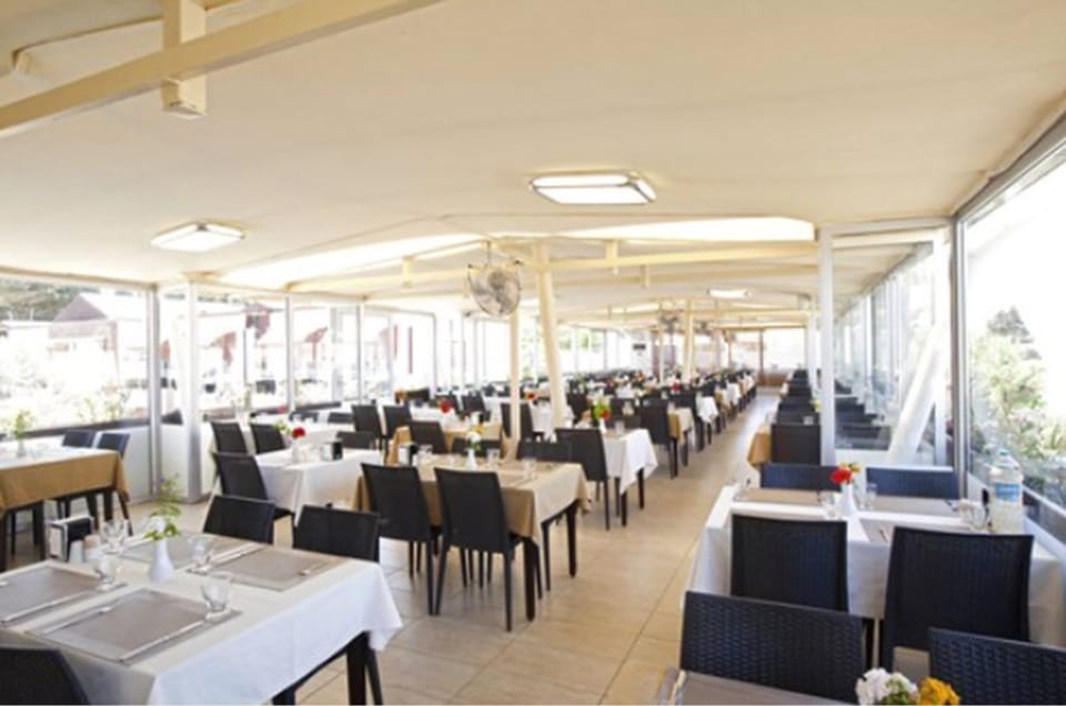 Breakfast, lunch, dinner served; alfresco dining