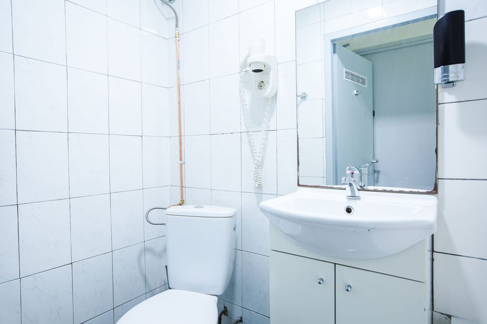 Classic Single Room | Bathroom | Shower, free toiletries, towels