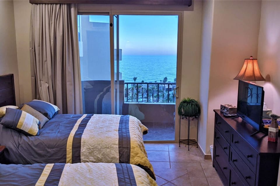 Bedroom with 2 full beds