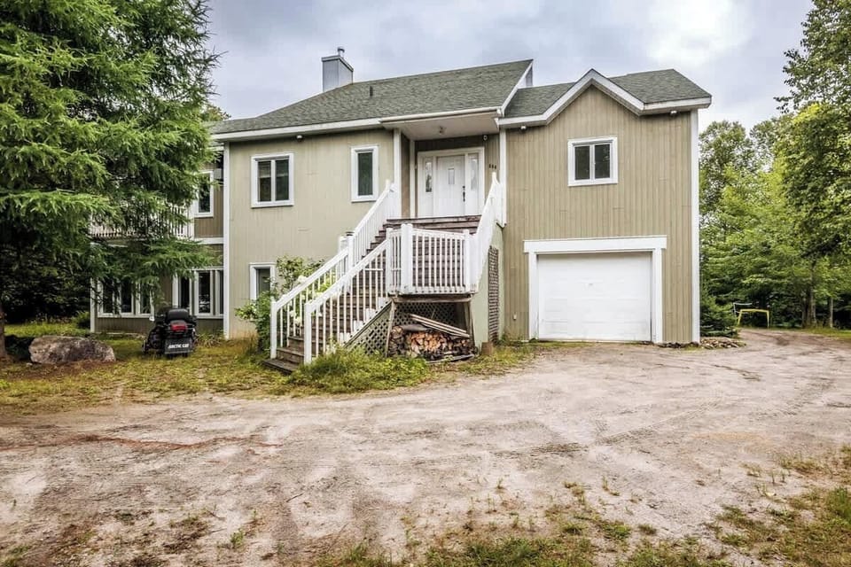 Front of property & driveway
Note: Snow mobile in the image is NOT included in rental.