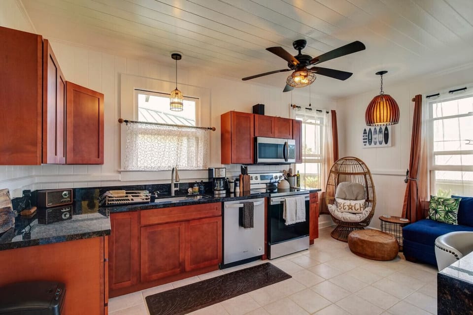 this kitchen comes with a dishwasher