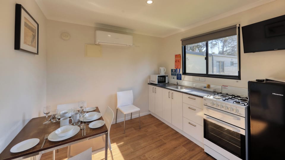 Lookout Point Villa - 3 Berth (Double and Single Bed) - No Pets Allowed budget cabin | Private kitchen | Full-size fridge, microwave, stovetop, toaster