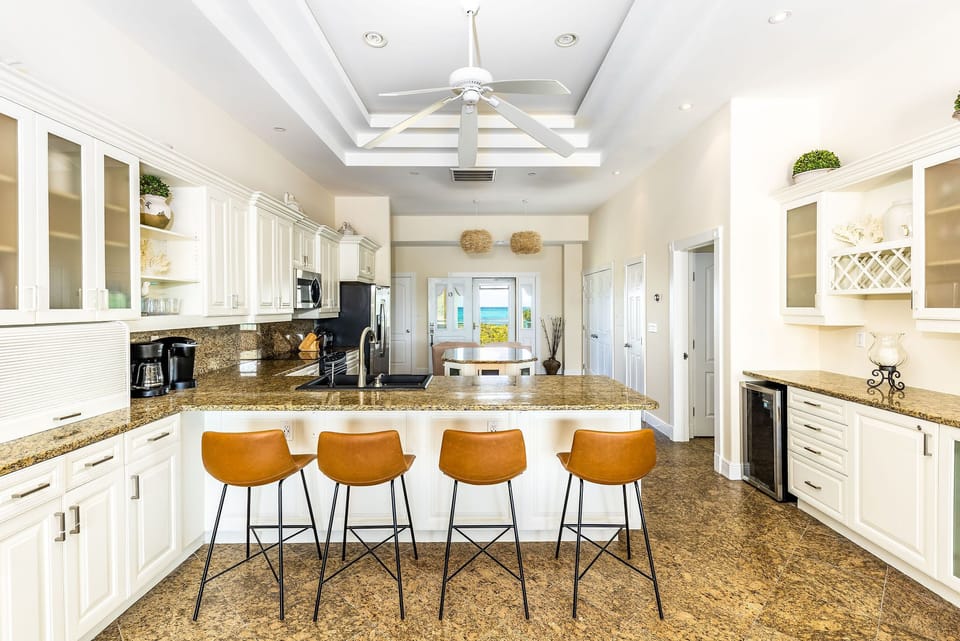 Additional seating at the counter - Full Kitchen 