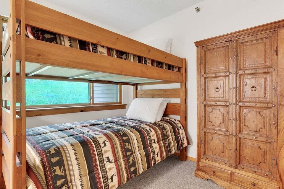 Twin bunkbeds