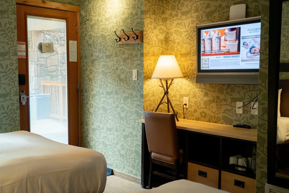Curl up with your loved ones to watch your favourite movie on the flat panel TV.