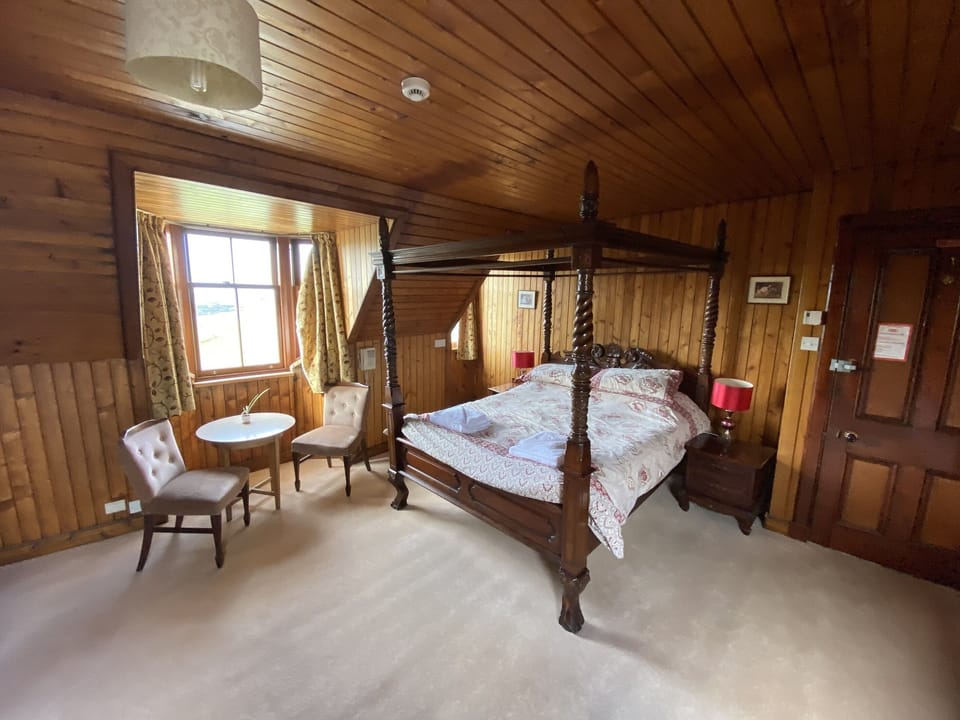 Four Post Bed | Free WiFi