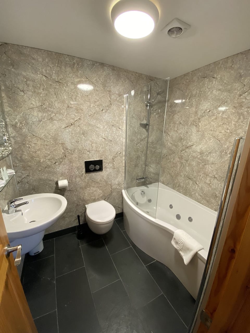 Super Deluxe Sea View With Bath | Bathroom