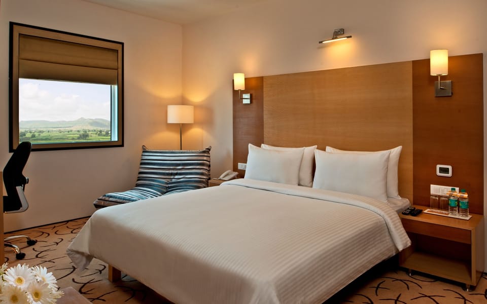 Premium bedding, in-room safe, desk, iron/ironing board