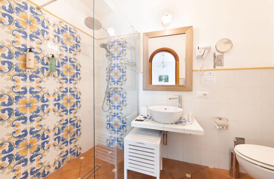 Double Room | Bathroom | Shower, rainfall showerhead, eco-friendly toiletries, hair dryer