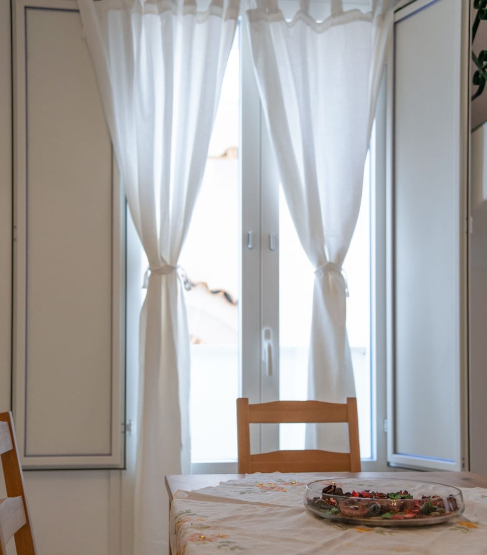 Economy Apartment, 1 King Bed, City View, Annex Building | Living area | Books
