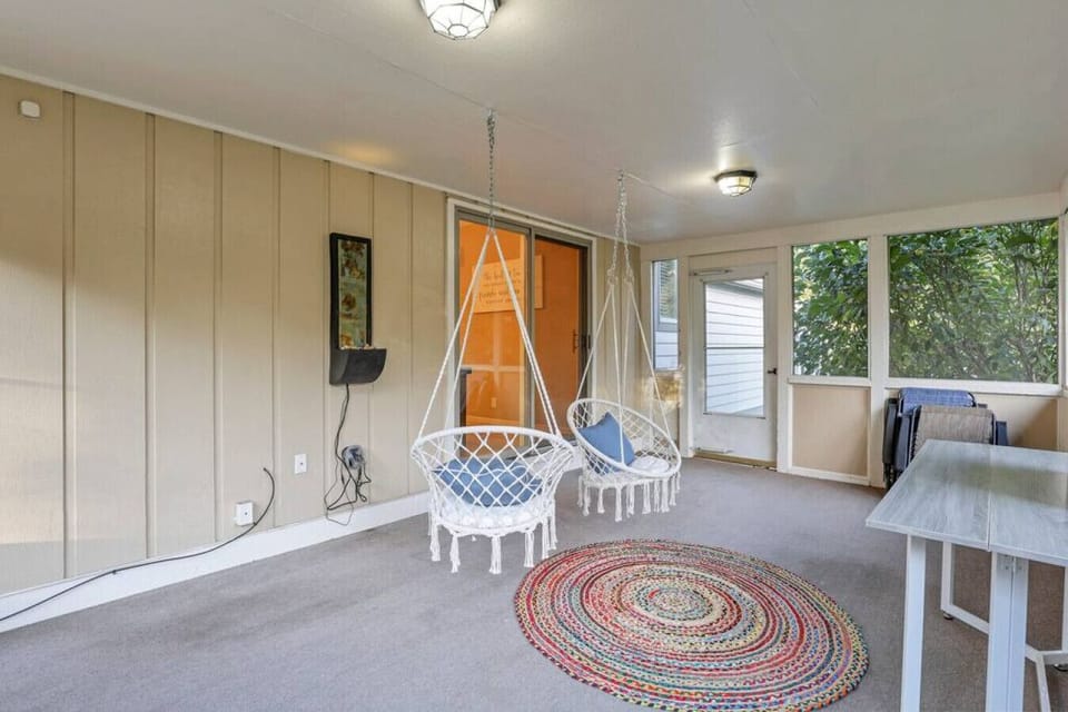 Screened in porch off of eat in kitchen