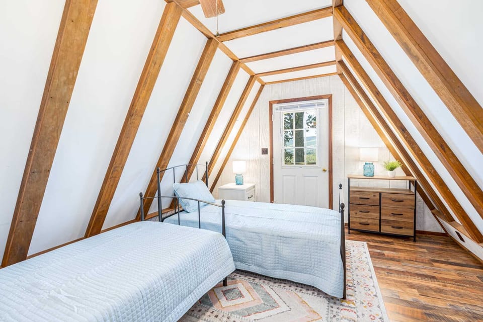 Bedroom 1 with 2 twin beds
