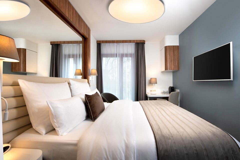 Comfort Double Room (Comfort) | Minibar, in-room safe, desk, bed sheets