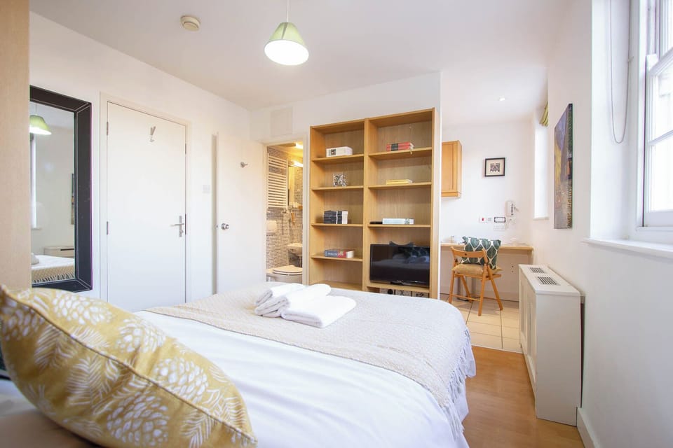 Classic Room | Blackout drapes, WiFi (free), bed sheets