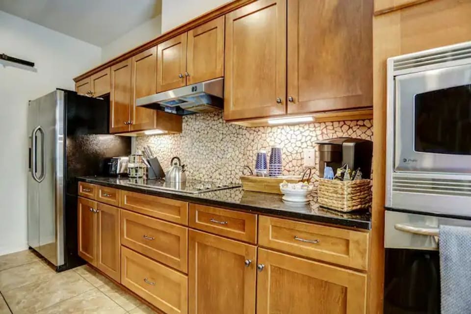 Full kitchen