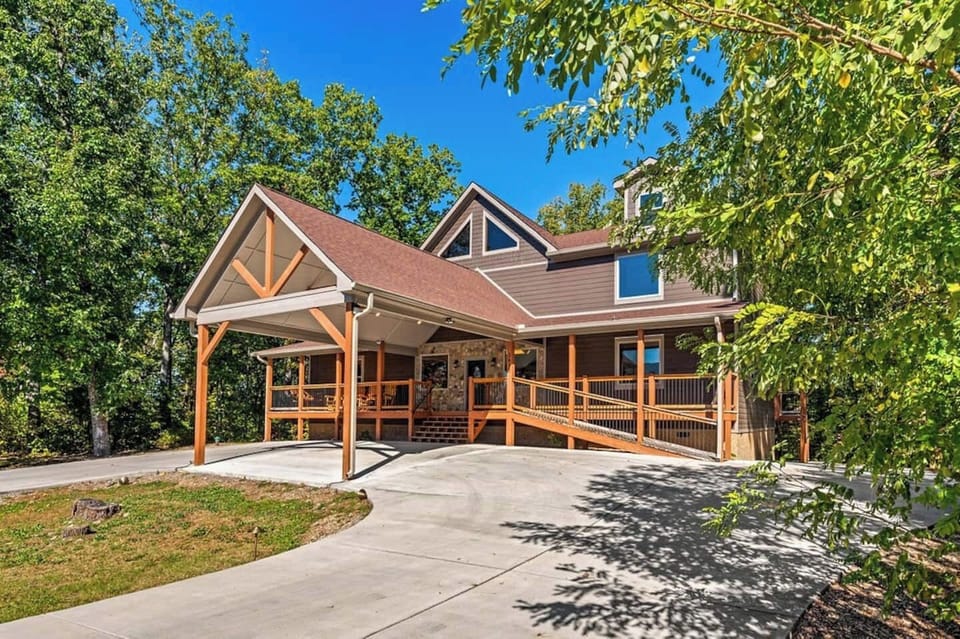 U shaped driveway allows for easy and convenient parking. 