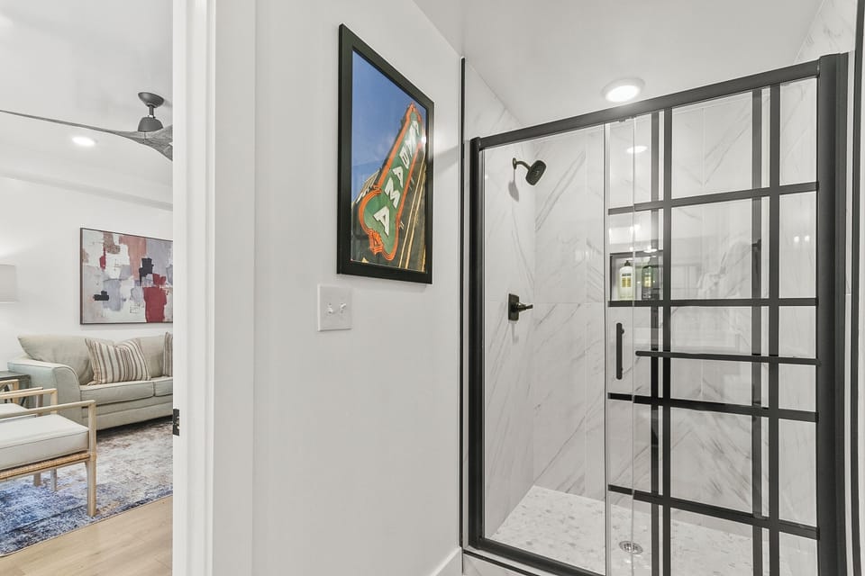 King Bathroom 2