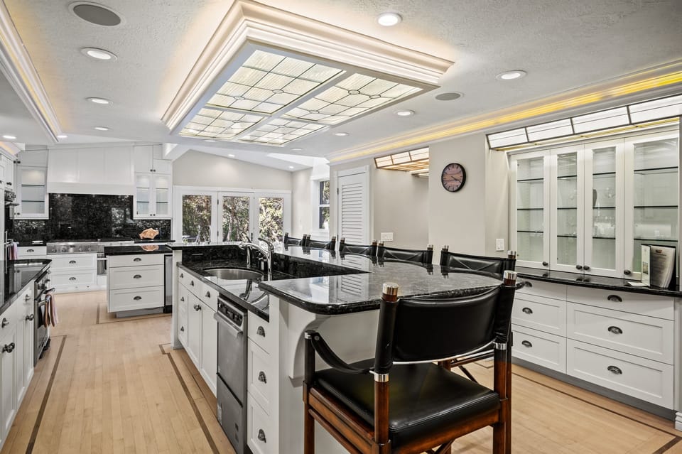 Seating for another 6 at the kitchen island.