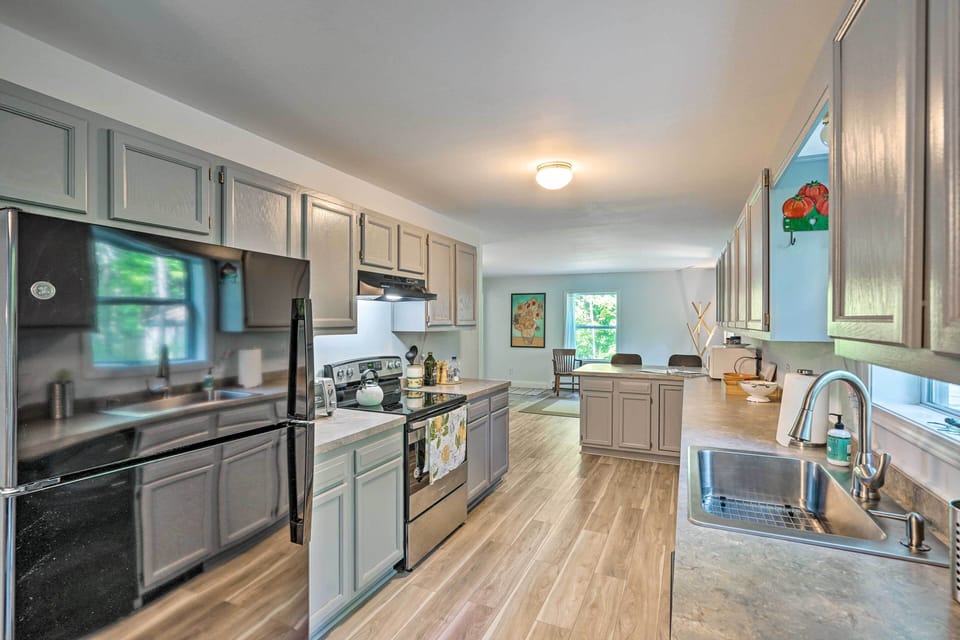 Kitchen | Cooking Basics | Coffee Maker | Paper Towels/Trash Bags Provided