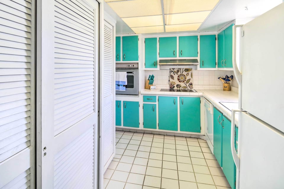 Kitchen | Cooking Basics | Coffee Maker | Paper Towels/Trash Bags Provided