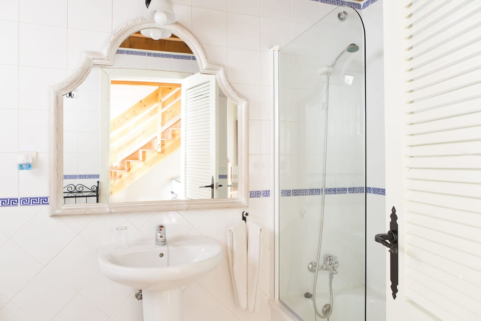 Family Duplex | Bathroom | Free toiletries, hair dryer, bidet, towels