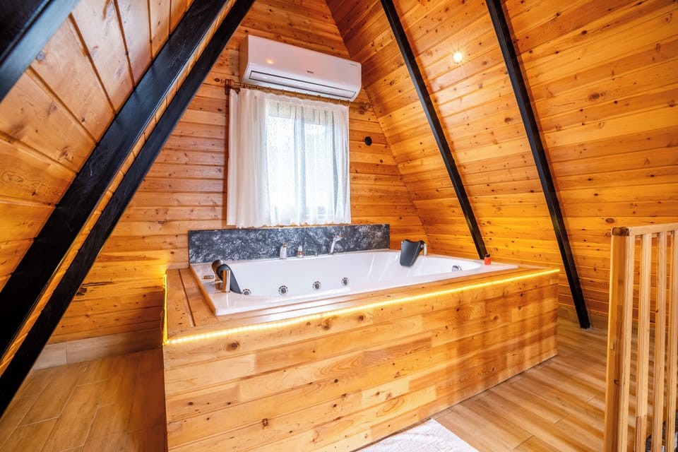 Deluxe Bungalow | 1 bedroom, desk, laptop workspace, cribs (free)