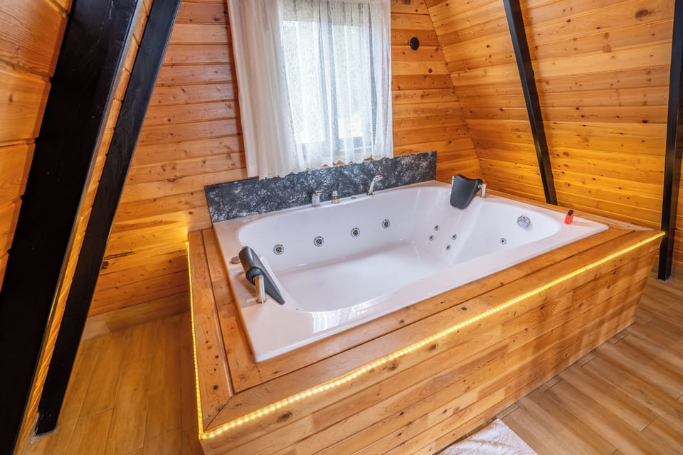 Deluxe Bungalow | 1 bedroom, desk, laptop workspace, cribs (free)