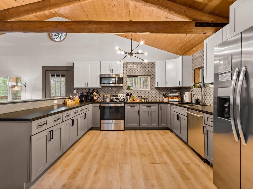 A full kitchen built for real cooking. Everything you need to make dinner feel like an occasion.