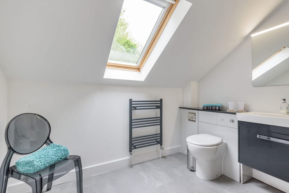 Ramblers, Marnhull: The first floor bedroom en-suite shower room