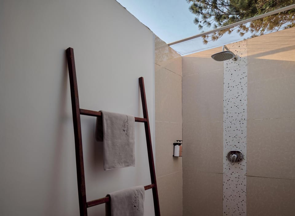 Tube Junior Suite Double | Bathroom | Shower, hair dryer, bathrobes, slippers
