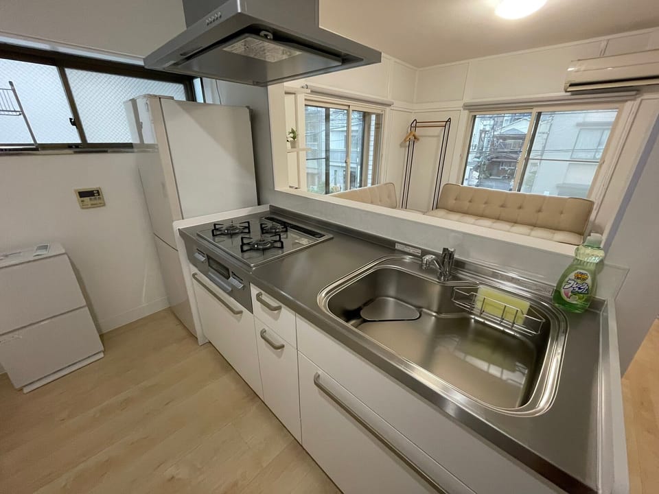 Basic House | Private kitchen | Full-size fridge, microwave, stovetop, electric kettle