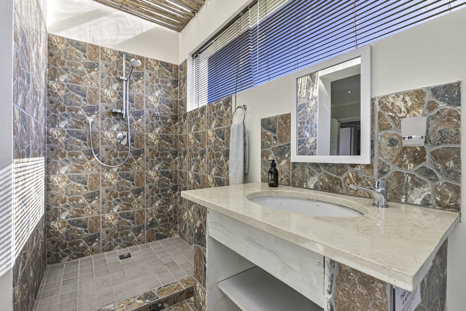 Classic Double Room, 1 King Bed | Bathroom | Shower, rainfall showerhead, hair dryer, towels