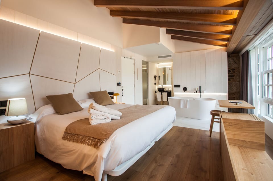 Deluxe Double Room, 1 King Bed, City View | Premium bedding, down comforters, memory foam beds, minibar