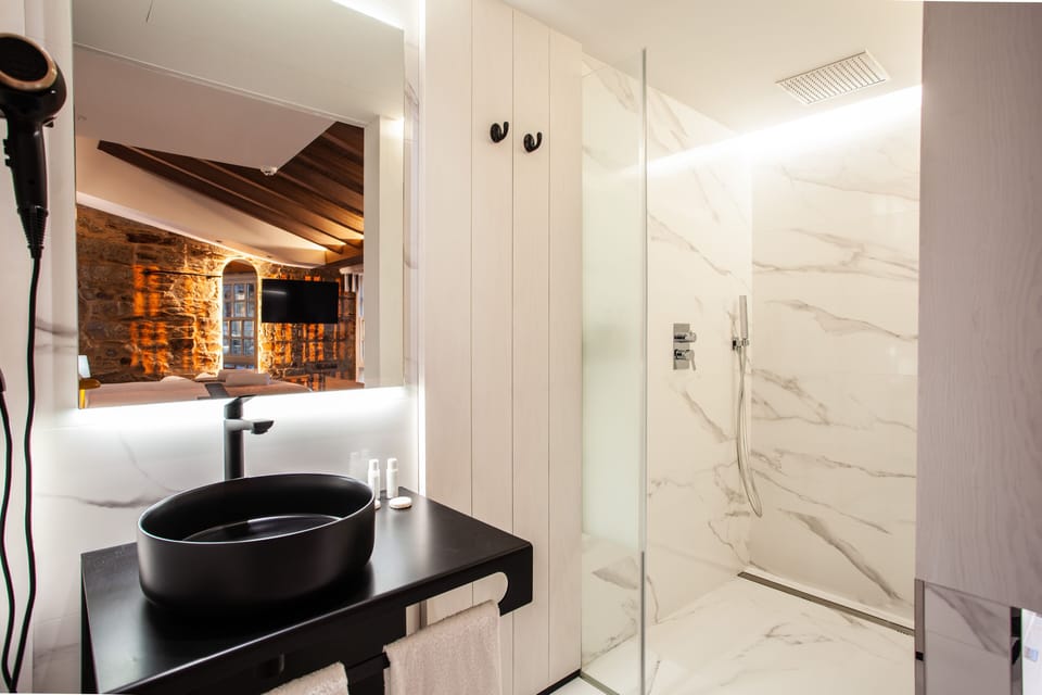 Deluxe Double Room, 1 King Bed, City View | Bathroom | Free toiletries, hair dryer, towels, soap