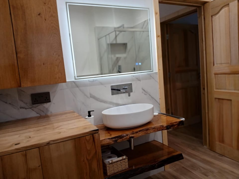 Apartment | Bathroom | Separate tub and shower, rainfall showerhead, free toiletries