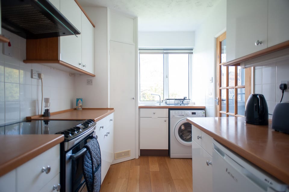 Well fitted kitchen with everything you need 