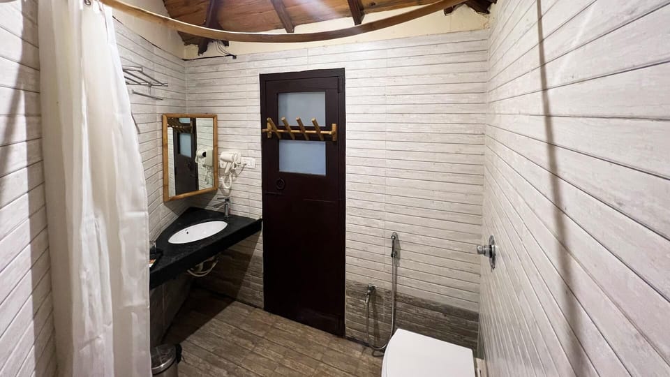 Premium Double Room | Bathroom | Shower, free toiletries, hair dryer, bathrobes