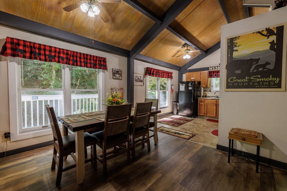 Misty Mountain Hop - Dining Area with eating for 6 and Views of the Yard