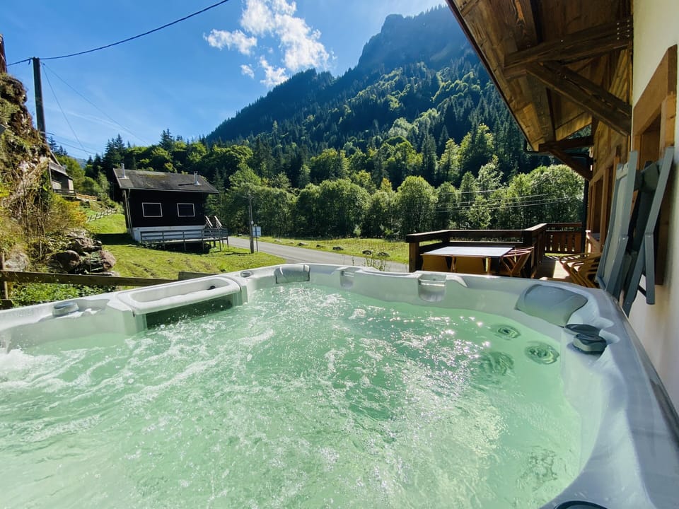 Outdoor spa tub