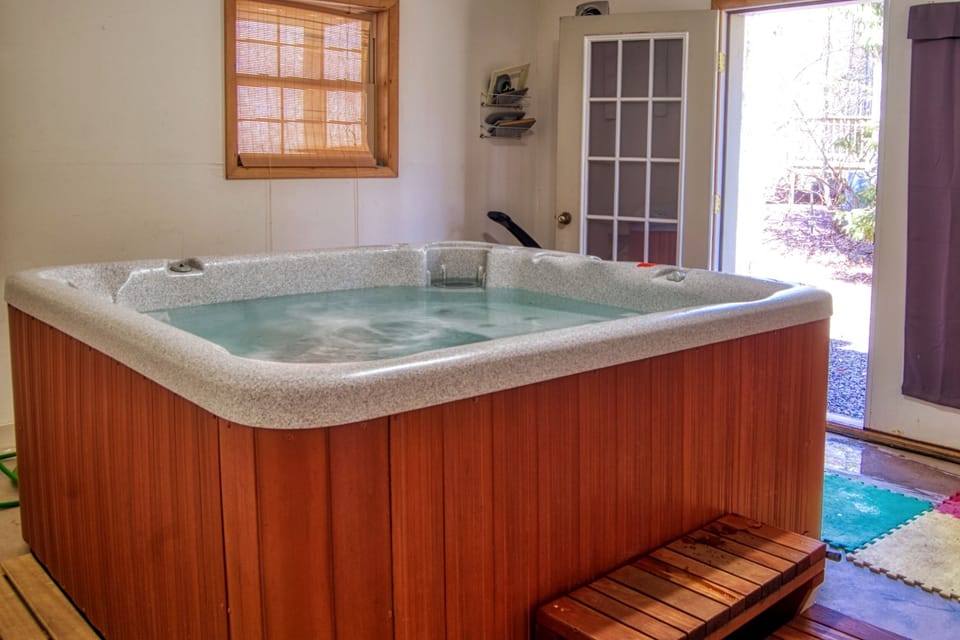 Pocono Mountains Rental - hot tub - Serhii Vacation Rentals