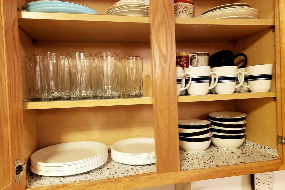 Kitchen: plates, bowls, mugs, drink glasses