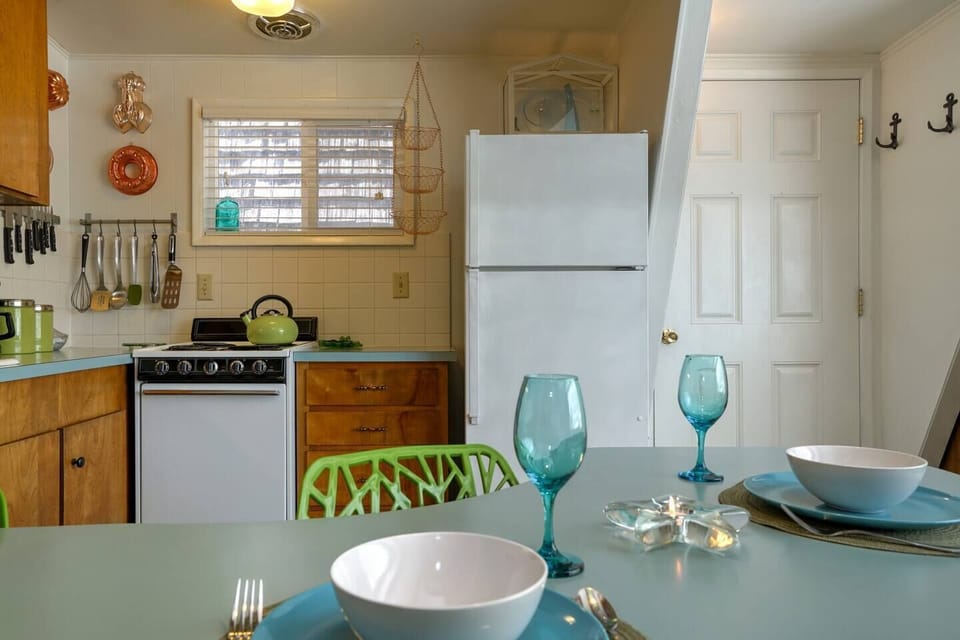 Kitchenette: Stove, refrigerator, well equipped