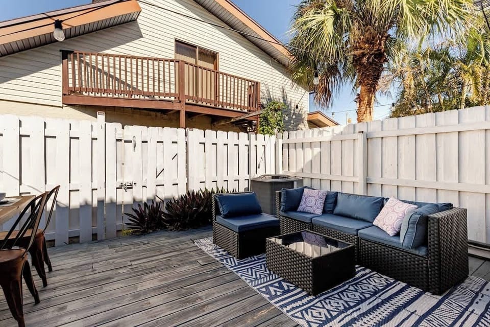 [Patio] Outdoor lounging & fire pit