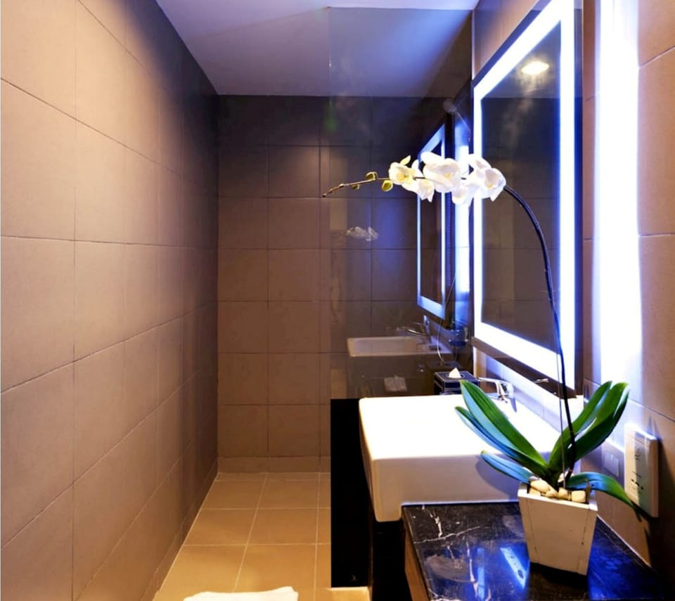 Family Suite | Bathroom | Shower, free toiletries, hair dryer, towels