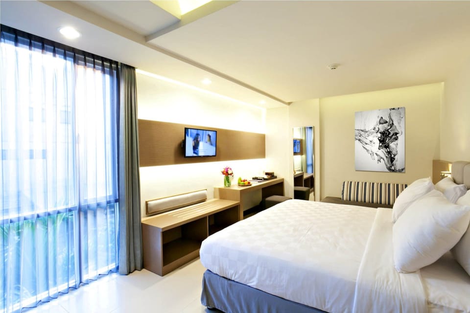 Deluxe Room (Deluxe King Room) | In-room safe, desk, soundproofing, iron/ironing board