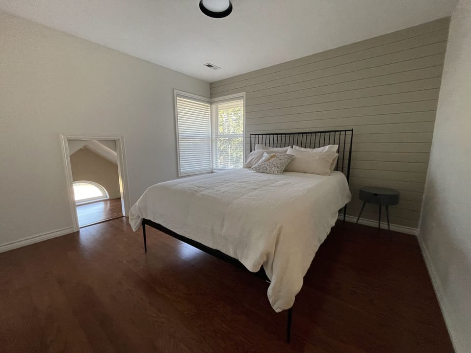 Garden Room | Bathroom | Shower, free toiletries, hair dryer, towels