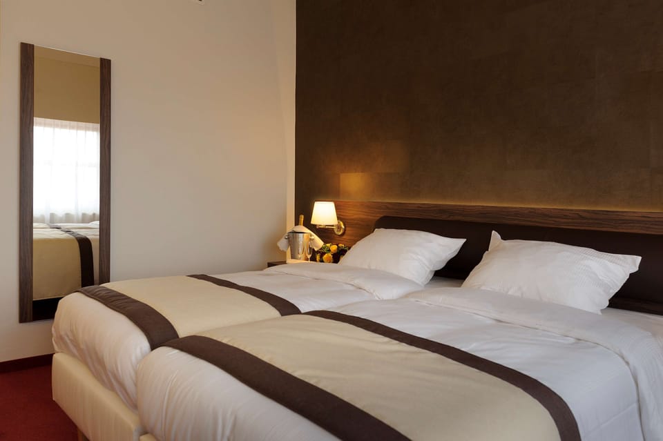 Comfort Room, 2 Twin Beds | Minibar, in-room safe, desk, laptop workspace