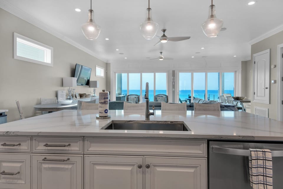 Kitchen Large island (Gulf Views)